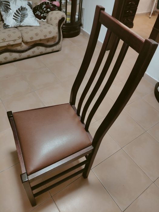 Mesa em vidro e 4 cadeiras em ótimo estado de conservação