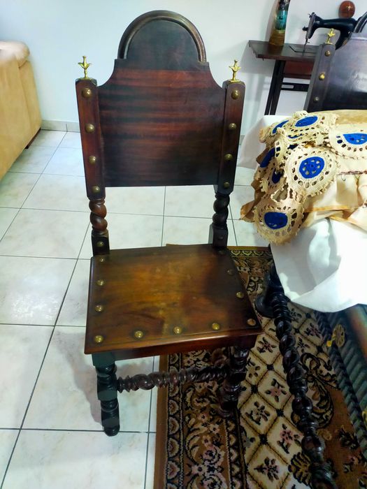 Mesa em cerejeira preta e 4 cadeiras e 1 cadeirão