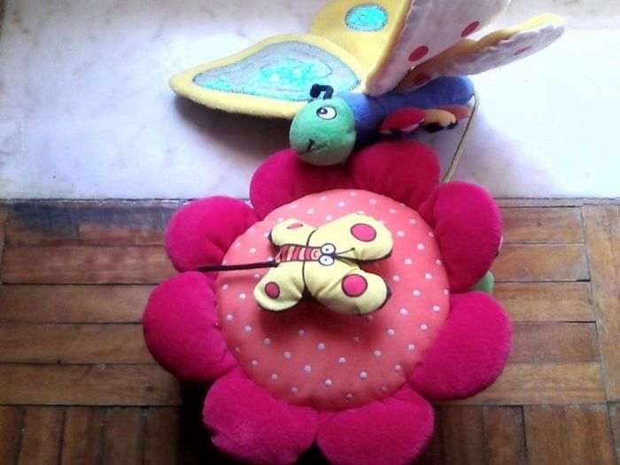 Livro infantil de pano com flor e borboleta