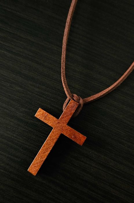 Krzyżyk drewniany na rzemyku, ręcznie robiony, drewno egzotyczne