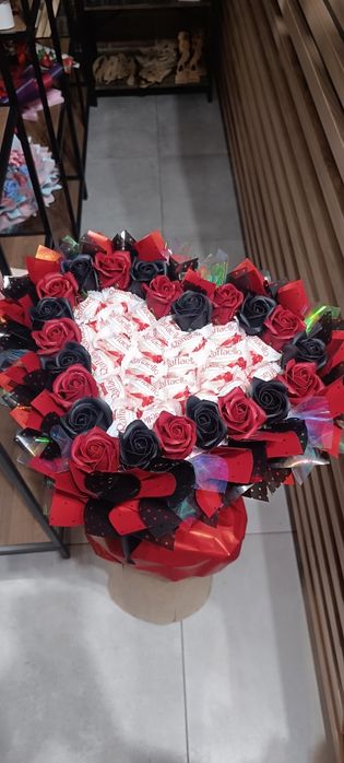 Bukiet jadalny w kształcie serca z Rafaello i kwiatami mydlanymi