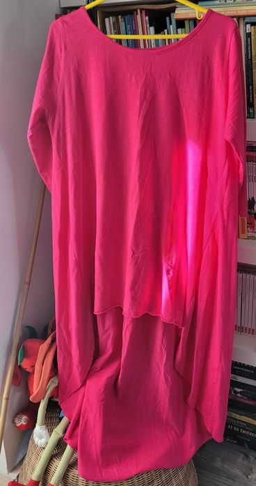 Bluzka z dłuższym tyłem "BY LOVE ME". Rozmiar uniwersalny.