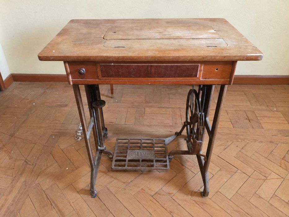 Mesa com máquina de costura OLIVA