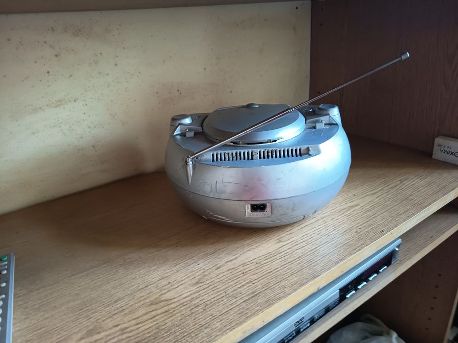 Radiomagnetofon z CD.