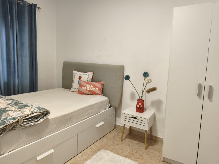 Aluga-se Quarto Um espaço tranquilo para viver e/ou estudar com conforto.