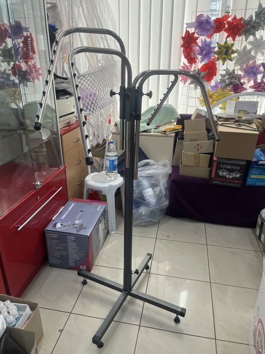 СРОЧНО! ЦІНА ДОГОВОРНА!Продам вітрини, стіл, стойку-краб, виносна реклама.