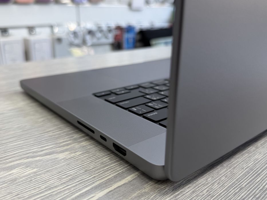 MacBook Pro 16  M1 Pro / RAM 32 / 10 CPU / 16 GPU / SSD 1 TB / 2021