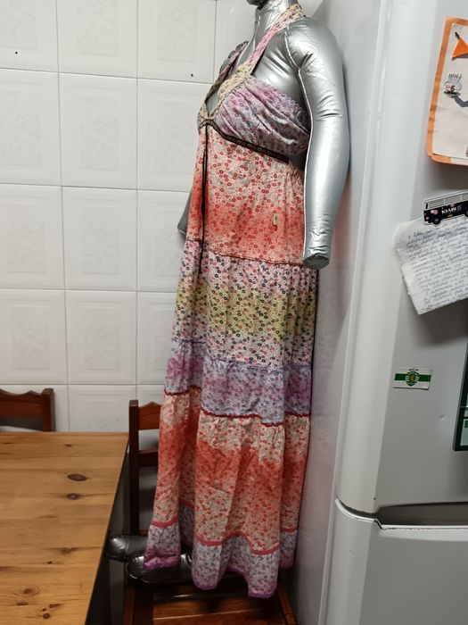 Vestido de senhora
O tamanho corresponde a um Menhora