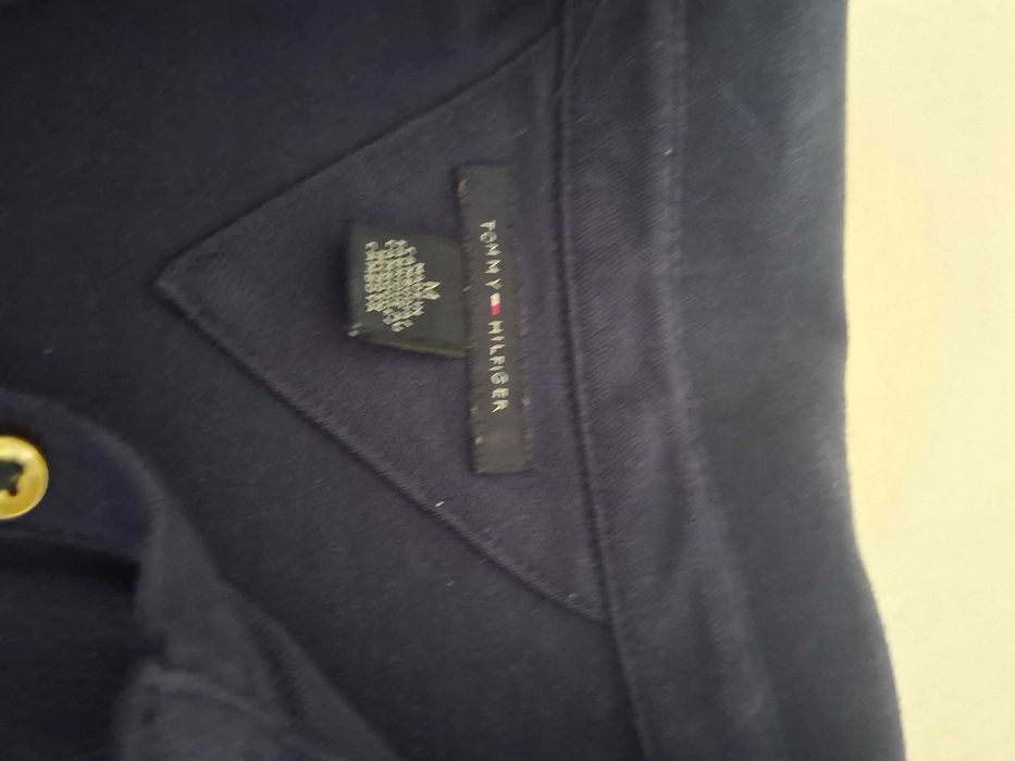 Polo granatowe w białe paski.