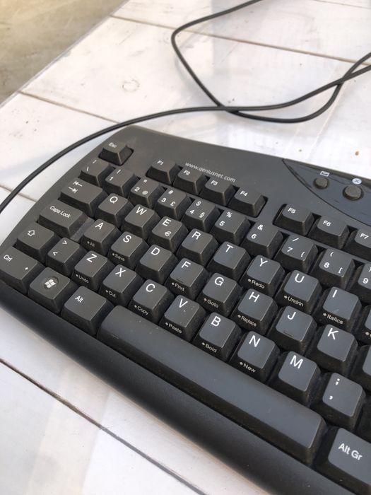 Teclado com entrada antiga
