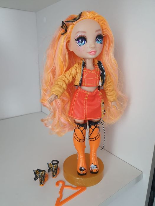 Lalka Rainbow High Poppy Rowan pomarańczowa motylki