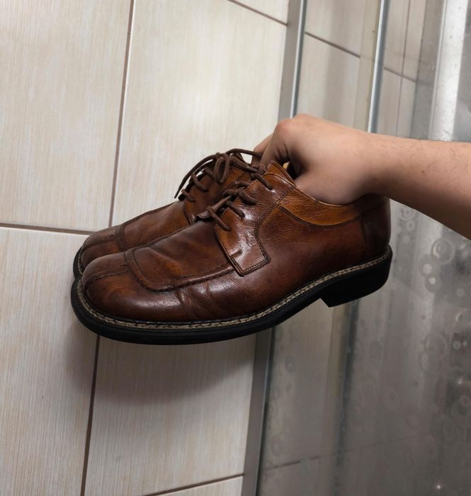 Buty męskie 44 skórzane w stylu casualowo-rustykalnym, wykonany z brązowej, postarzanej i patynowanej skóry licowej z widocznymi zagnieceniami, które