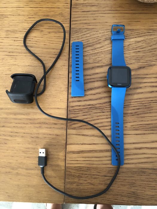 Relógio desportivo fitbit versa lite com gps.