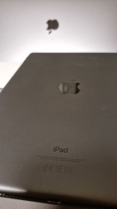 iPad 7ª Geração 32 GB + Capa Teclado Original – Como Novo