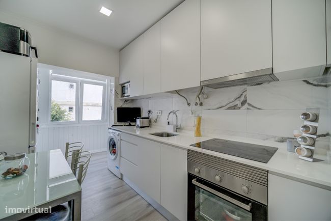 Apartamento T2 remodelado no Laranjeiro, Feijó