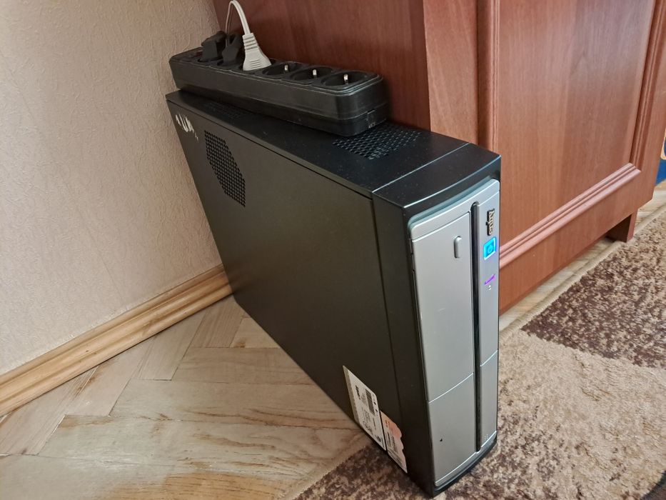 Комп+монік,клава,миша,колонки. SFF IntelCore 2Quad CPU 4GBRAM 320GBROM