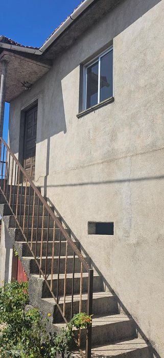 Moradia isolada T1 com lareira e terreno de 45m² — Castro Daire, Viseu