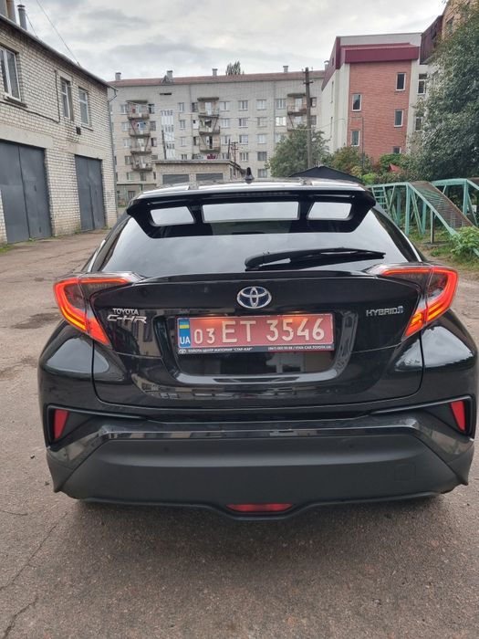 Toyota C-HR 2019 гибрид