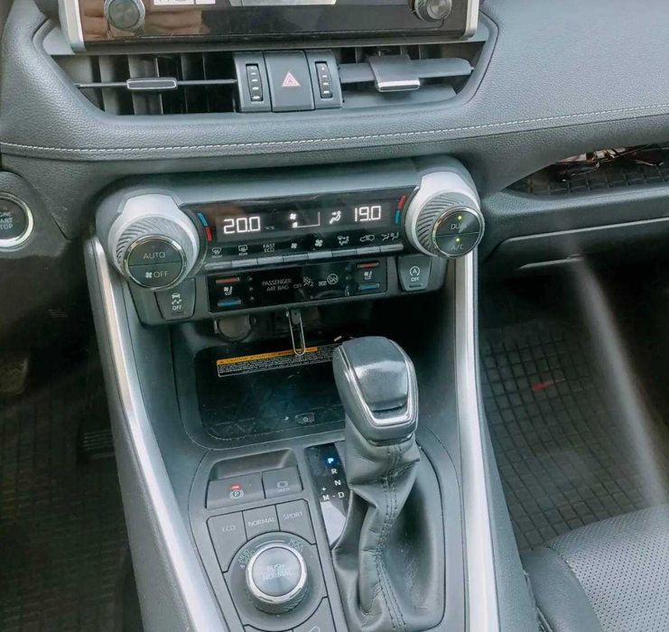 Продам Toyota Rav4 2021