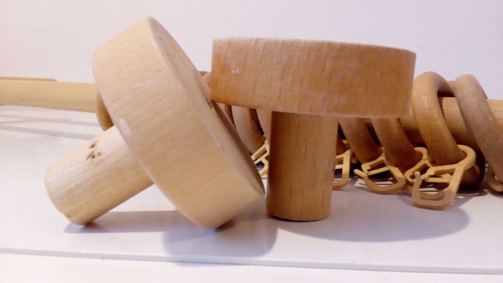 Drewniany karnisz 2 m długości wraz z żabkami