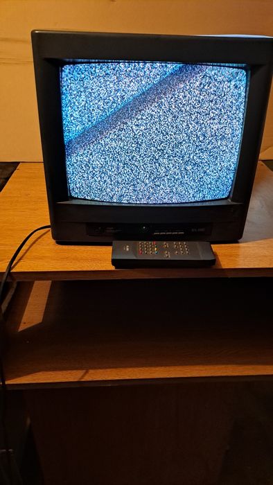 TV antiga a funcionar