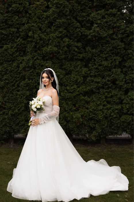Весільна сукня з фатою і рукавичками