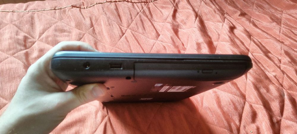 Laptop Toshiba PSCBQU-001005B AMD E1. 4GB 320GB