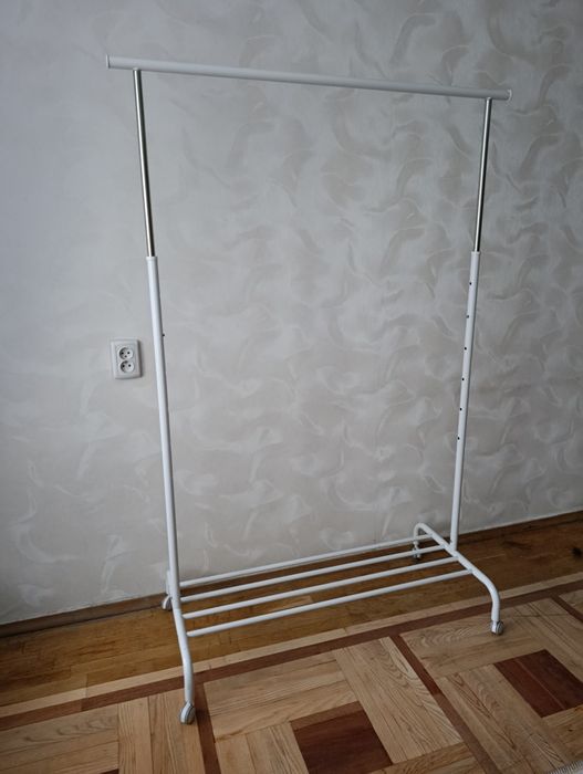 Підлогова стійка для одягу.
