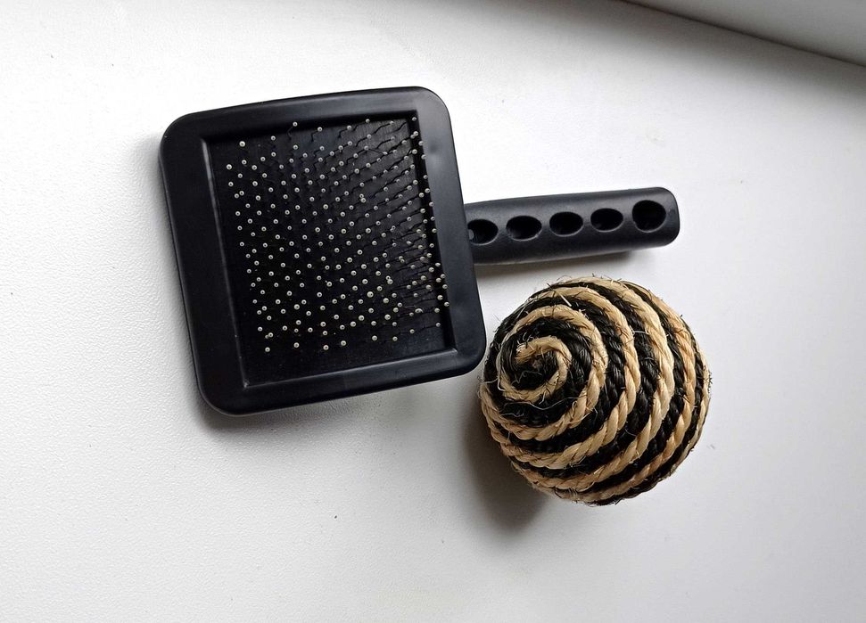 Пуходерка (Щетка) + Шарик ( когтеточка / игрушка ) для котов и собак