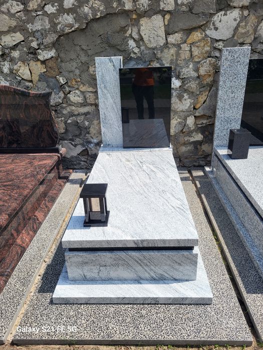 Nagrobki od 5000 .zł  Z literami i wazonem .