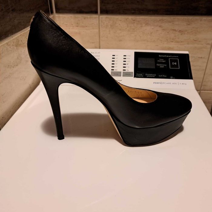 Szpilki Guess na platformie