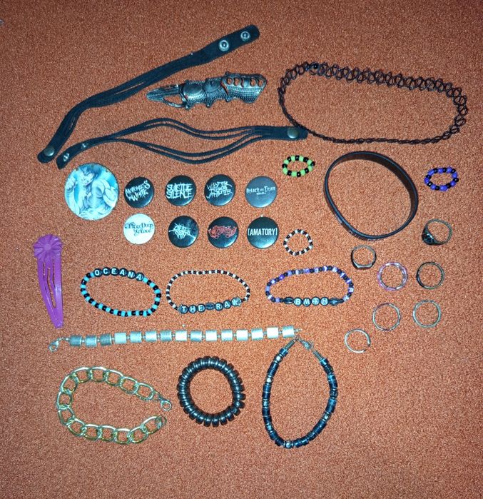 Емо, рок браслети, значки і різні дрібниці