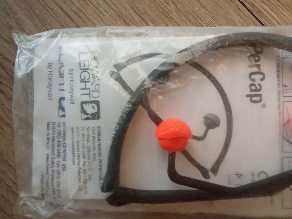 Zatyczki do uszu na opasce.