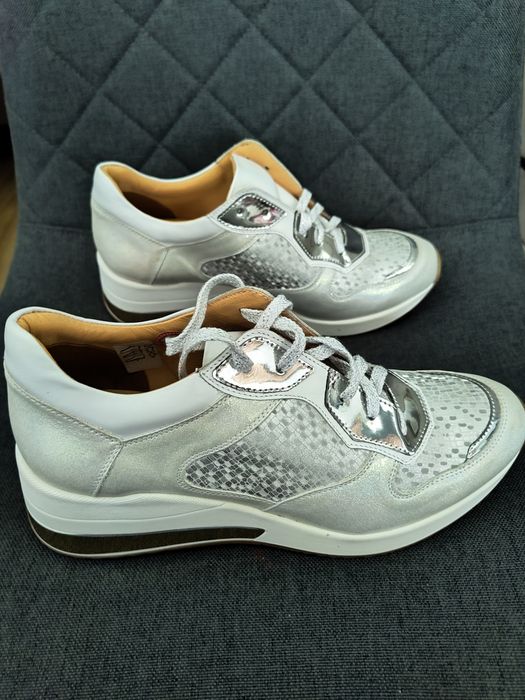 Buty  damskie rozmiar 40 skórzane NOWE 26 cm