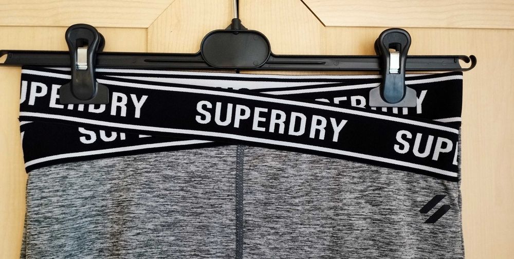 Damskie śliczne leginsy SuperDry