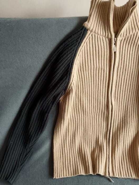 Ładny sweter męski.