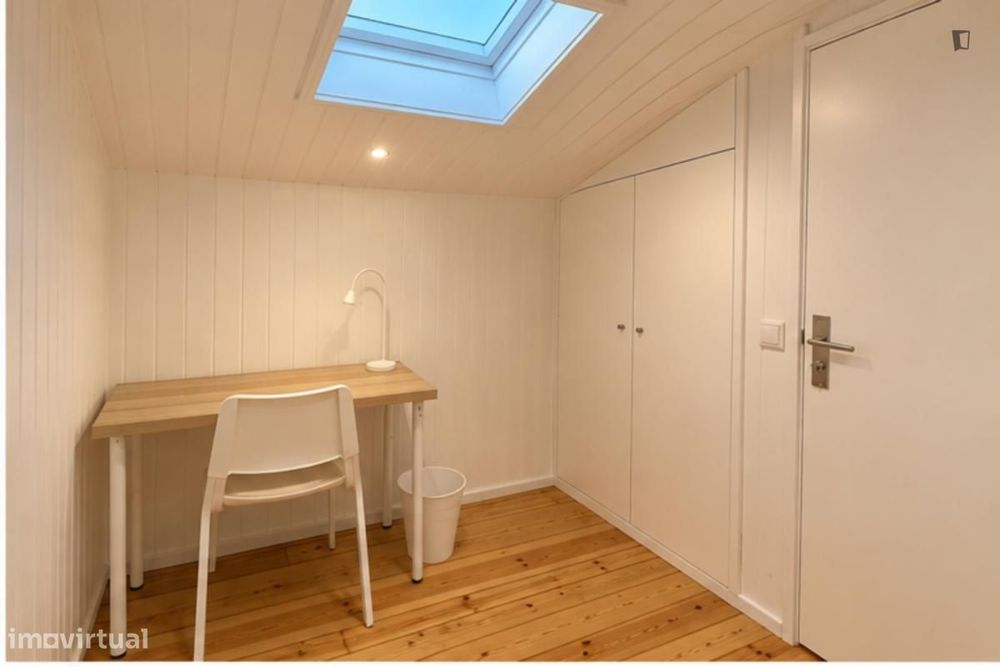Quarto - localizado em Mafamude Porto