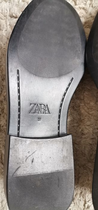 Sapatos de verniz pretos da Zara