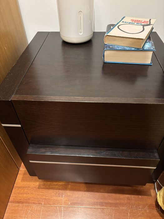 Quarto de Madeira mesa e cabeceiro e colchao