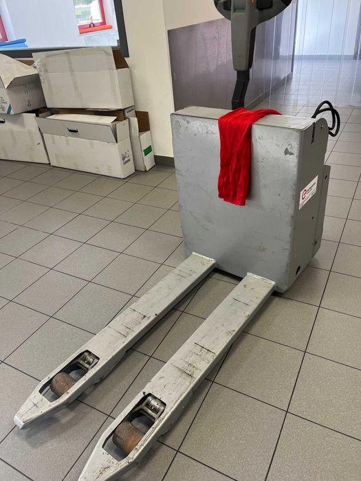 Porta-paletes eléctrico (como novo)