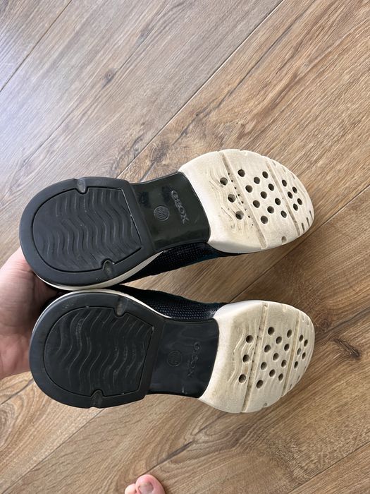 Шкіряні кросівки жіночі GEOX