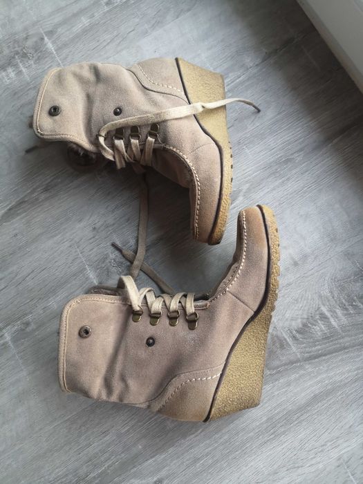 Botins de camurça beje, com pêlo por dentro e salto alto; Natura, 36