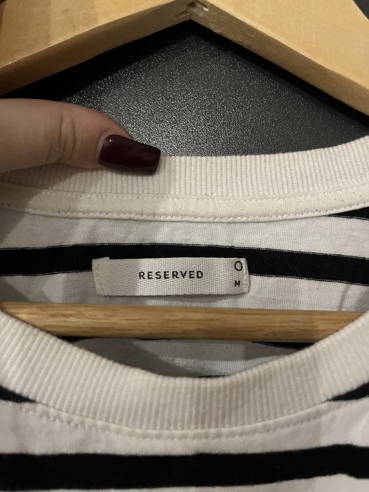 Белая футболка.