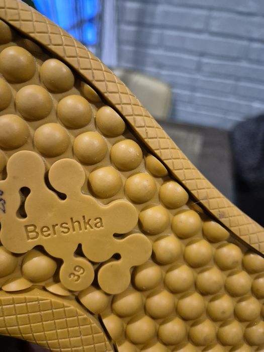 Кросівки бершка 39 розмір