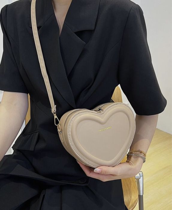 Brązowa torebka na ramię w kształcie serca