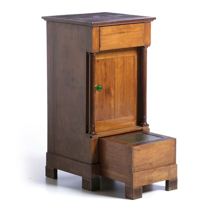 Mesa de cabeceira em vinhático - Século XIX
