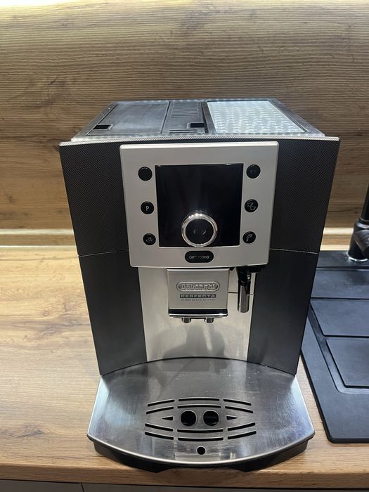 Продам кавомащину Delonghi perfecta.