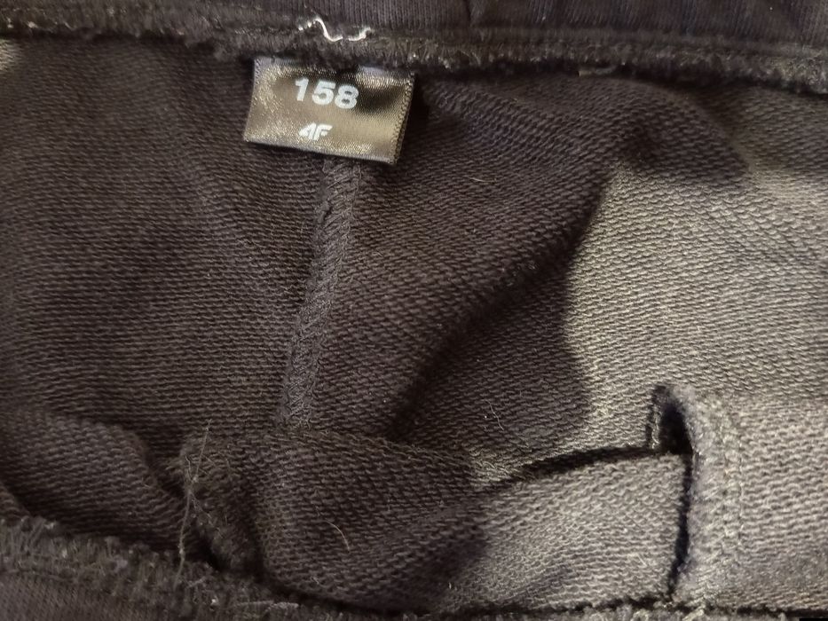 Spodnie dresowe 4F czarne dla chłopca r.158