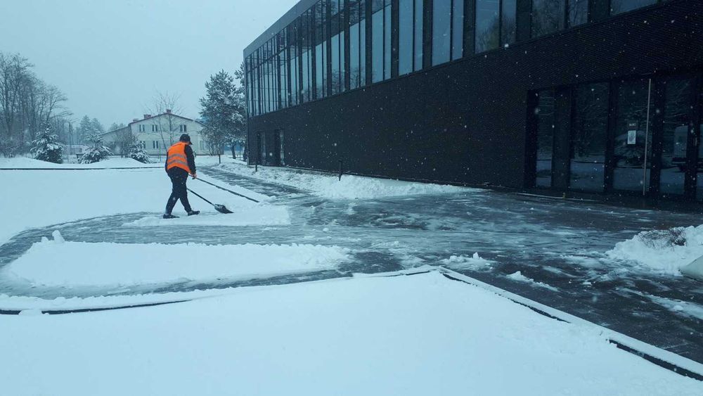 Odśnieżanie, zimowe utrzymanie terenu, koszenie, sprzątanie obiektów.