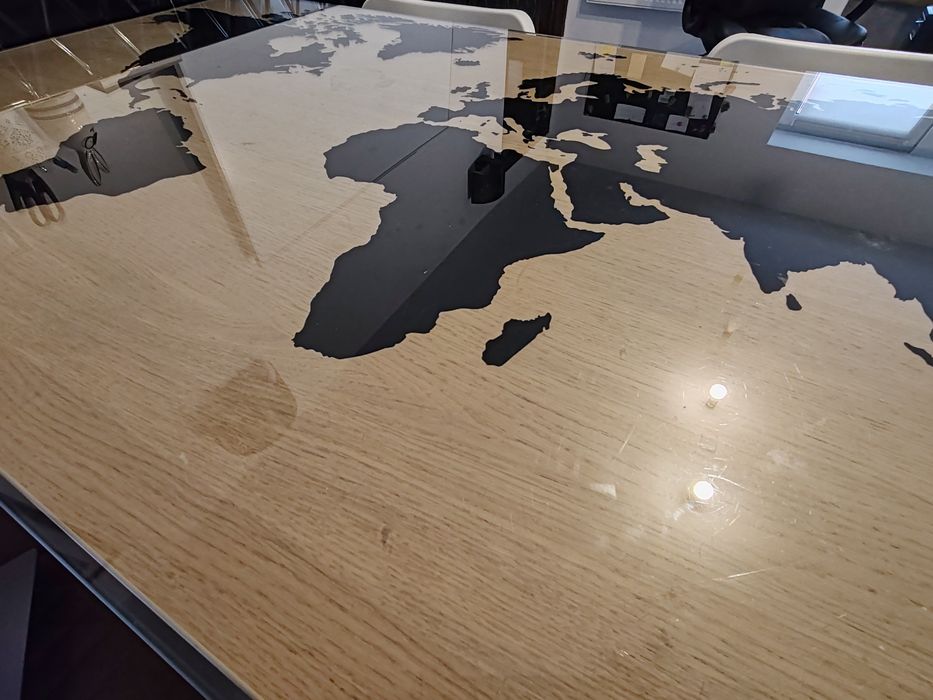 Szklany blat biurka. Mapa świata